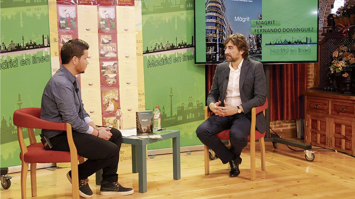 El autor leonés FernandoDomínguez entrevistasdo en el canal madrileño en la promoción de ‘Magrit’.