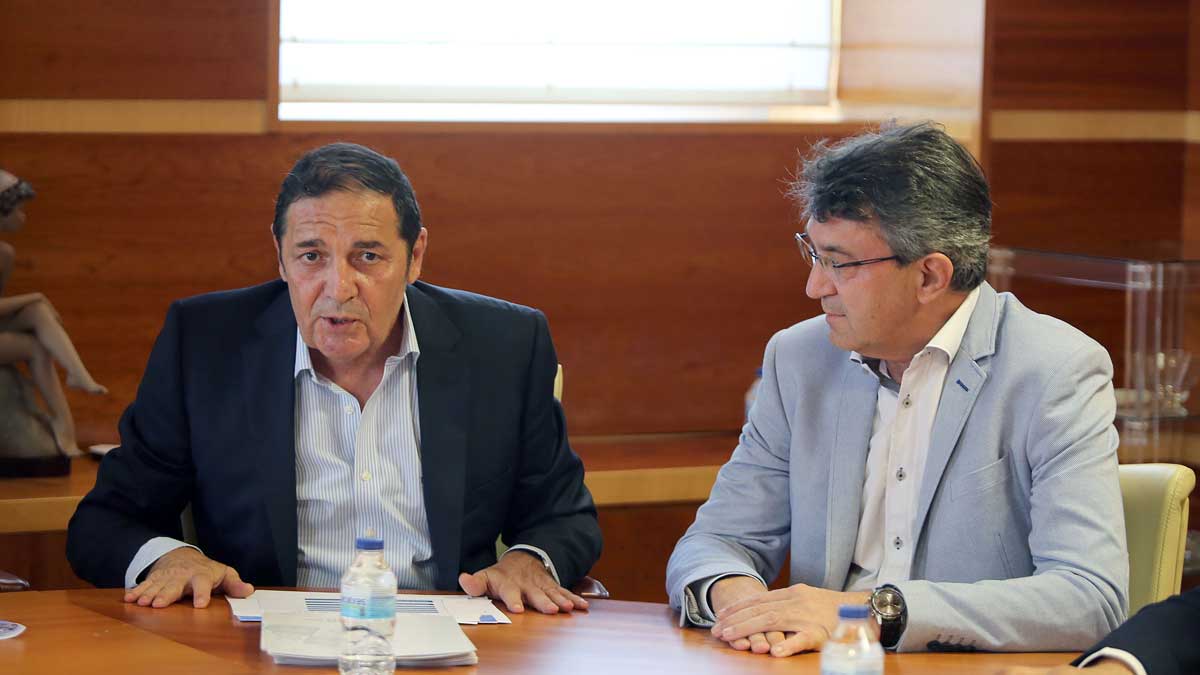 El consejero de Sanidad, Antonio María Sáez Aguado, con Juan Martínez Majo a su izquierda. | ICAL