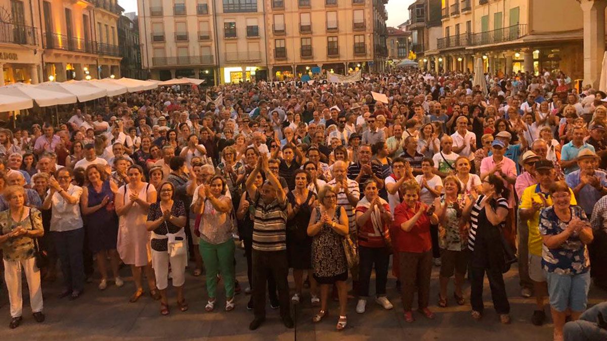 La manifestación recorrió las calles de la capital maragata en defensa de la sanidad rural.
