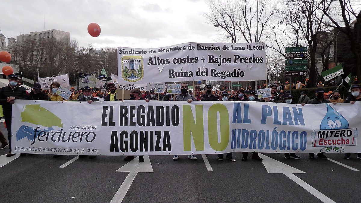 Imagen de archivo de una manifestación de los regadíos en contra de la propuesta del Plan Hidrológico del Duero. | L.N.C.