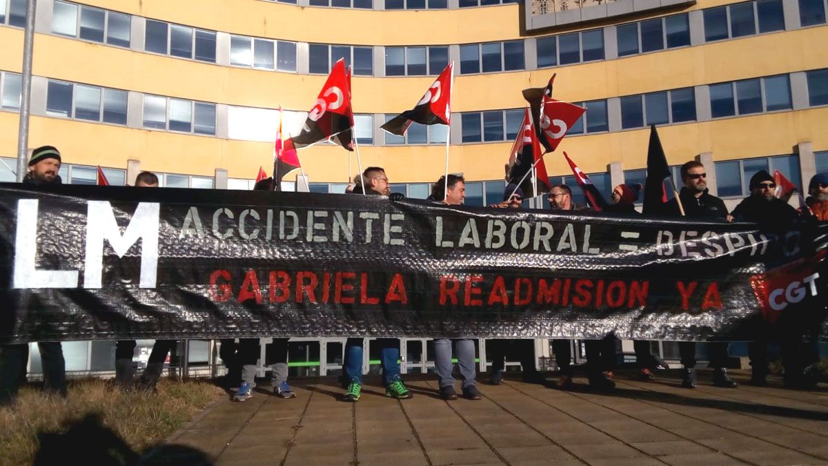 Un grupo de trabajadores se concentró en el campus con una pancarta como medida de protesta.| LN.C.