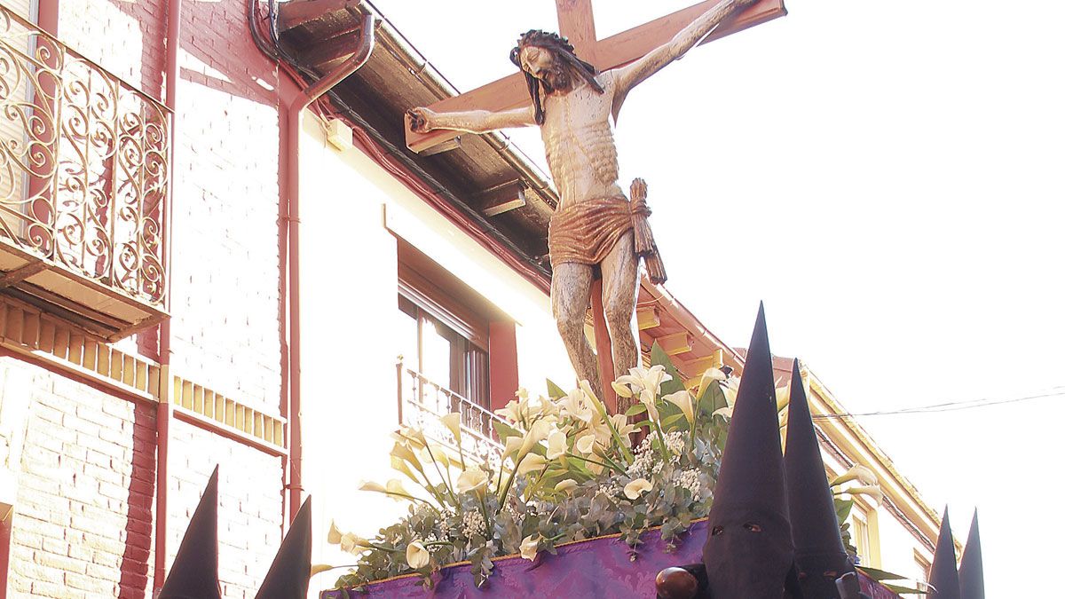 Una de las procesiones de la Semana Santa mansillesa. | T.G.