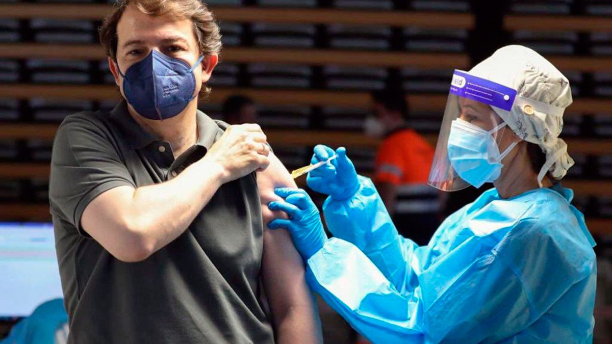 Alfonso Fernández Mañueco recibiendo la vacuna contra el covid-19. | ICAL
