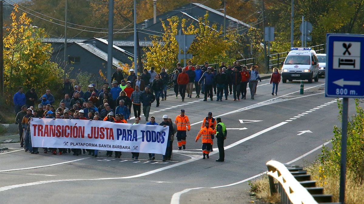 Inicio de la primera etapa de la marcha minera que sale de Toreno con destino a Oviedo de la plataforma Santa Bárbara. | C. SÁNCHEZ (ICAL)