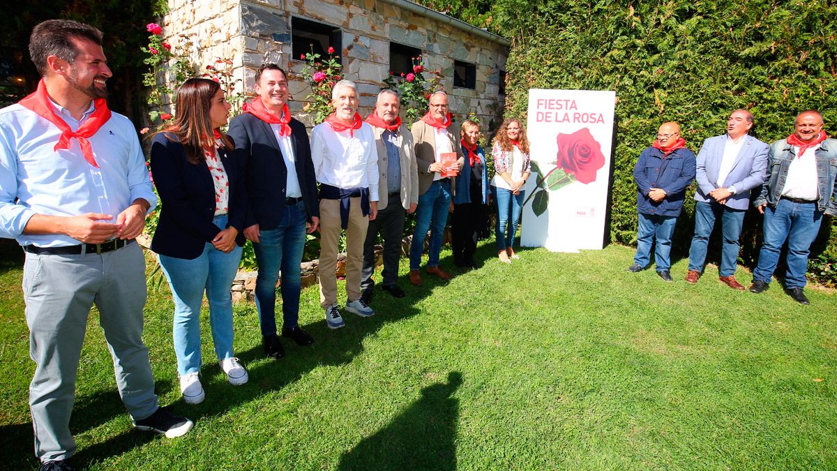 Grande-Marlaska junto a otros representantes del PSOE durante la Fiesta de la Rosa en Ponferrada. | ICAL