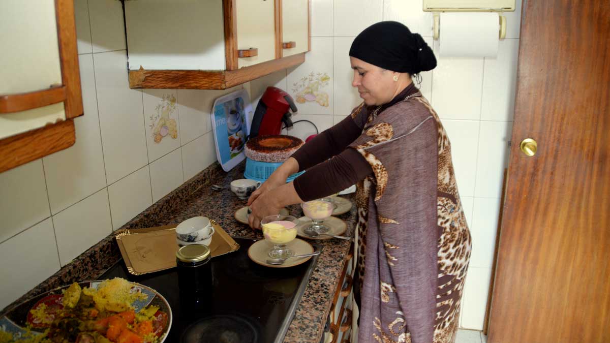 Mouna, en la cocina de la casa de Eulogio, que ya la ha hecho suya, preparando los postres que acompañaron al tradicional cuscús. | L.N.C.