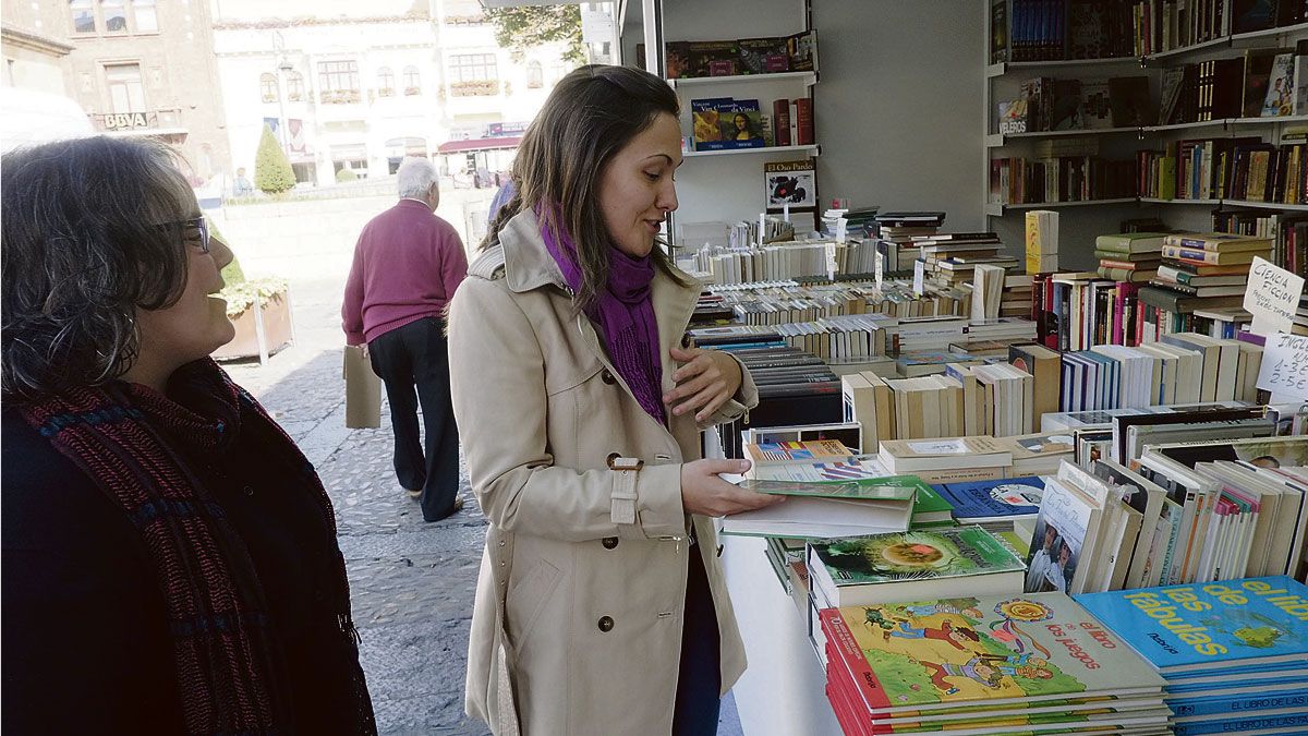 La escritora bañezana Marta del Riego acaba de publicar su tercera novela, ‘Mi nombre es Sena’, que presenta este miércoles en Madrid. | ÁNGEL DEL RIEGO ANTA