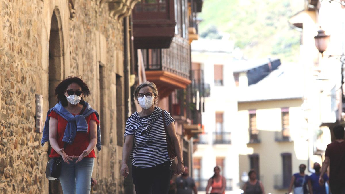 Ciudadanos con mascarilla pasean por el casco antiguo de Ponferrada. | Ical