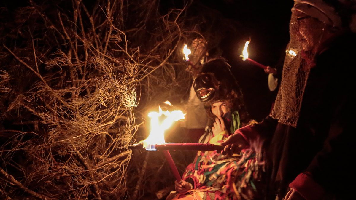 Tradicional mascarada de Riaño, conocida como antruido, con el desfile de La Mojiganga y la quema de La Choza al anochecer. | CAMPILLO / ICAL