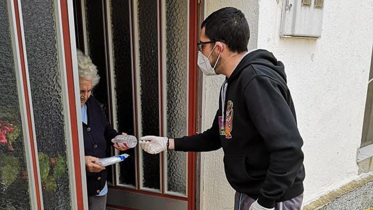 El alcalde Guillermo Antolín entrega el material a una de sus vecinas. | L.N.C.