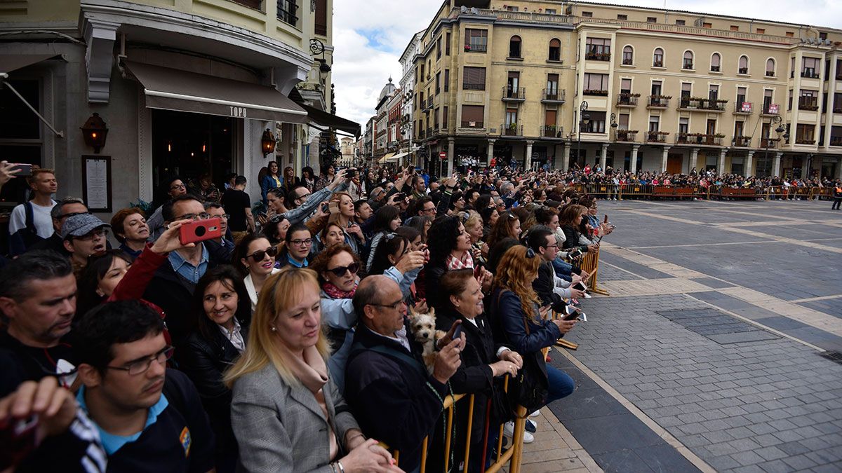 Público junto a la plaza de Regla para ver la grabación de un programa de MasterChef Celebrity en León. | SAÚL ARÉN
