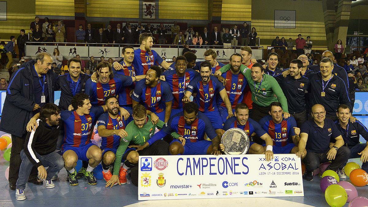El FC Barcelona, con el título de campeón. | MAURICIO PEÑA
