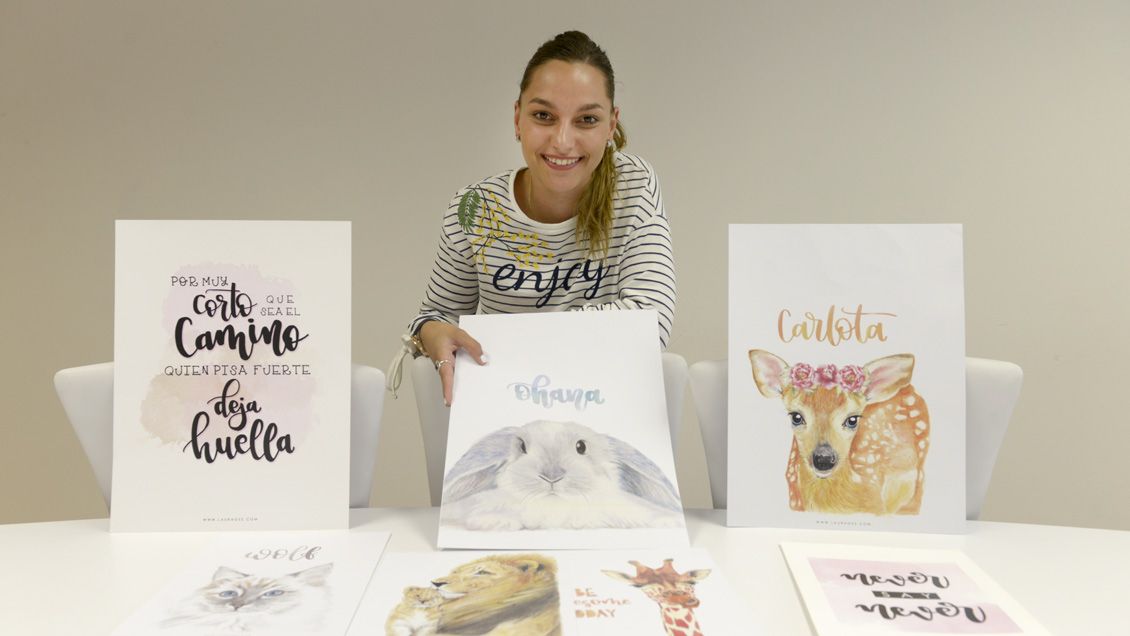 Laura González, conocida ya por su marca Laura Ges, comenzó en Instagram y ha logrado montar su propia tienda ‘online’.|MAURICIO PEÑA