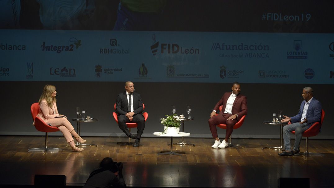 Mónica Marchante, Roberto Carlos, Baptista y Mazinho, durante la charla que mantuvieron en el Auditorio. | MAURICIO PEÑA