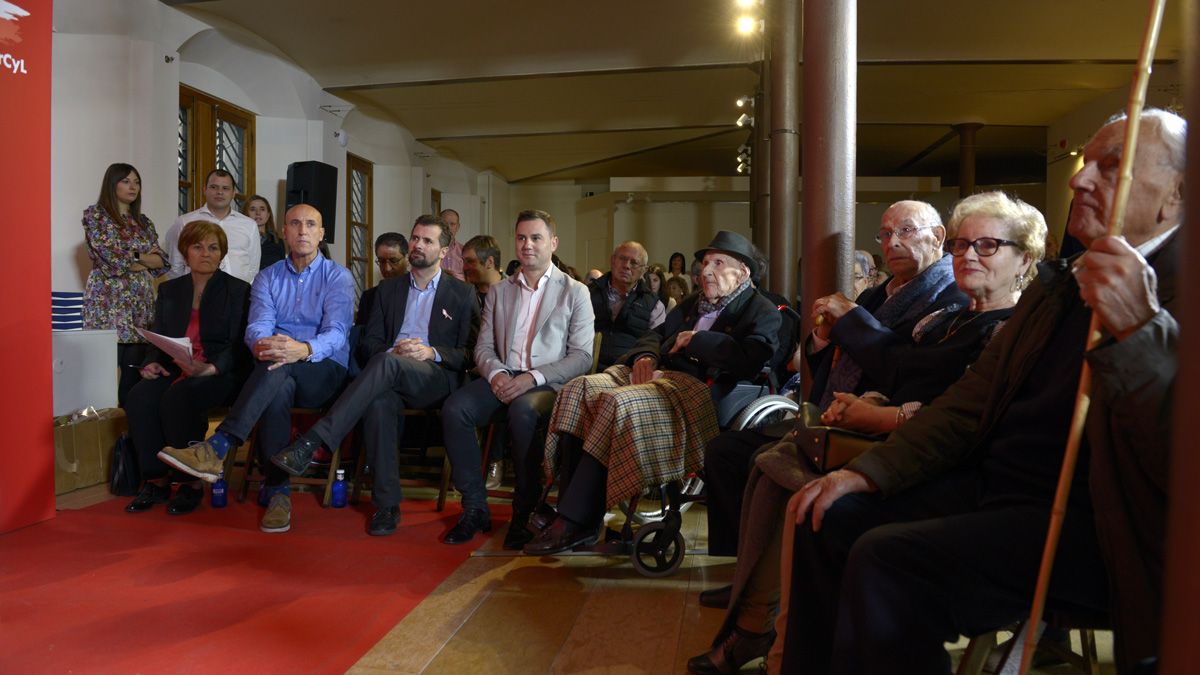 El acto celebrado en Casa Botines sirvió para reconocer la trayectoria en el PSOE de cerca de medio centenar de leoneses. | MAURICIO PEÑA