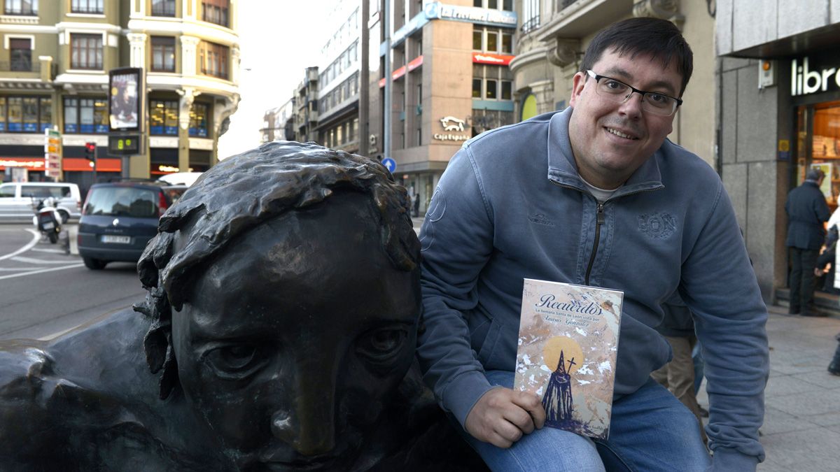 Xuasús González, con uno de sus libros, 'Recuerdos'. | MAURICIO PEÑA