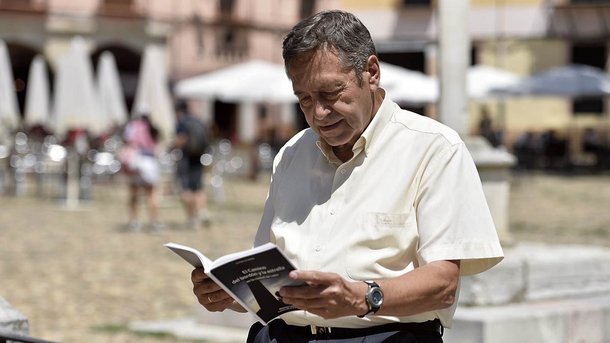Máximo Cayón Diéguez, cronista oficial de la ciudad de León, es el autor del libro que desde este domingo LNC ofrece a sus lectores. | SAÚL ARÉN