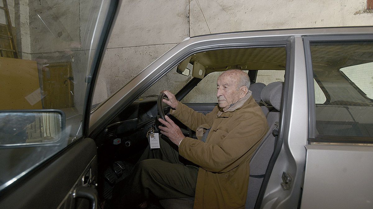 Francisco Valbuena es de Crémenes, cumplió 102 años el pasado 7 de febrero y cada día coge su Renault 18 para ir a desayunar a Cistierna. | MAURICIO PEÑA