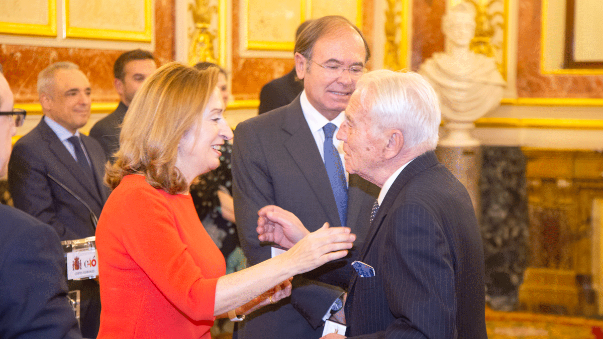 Alberto Delgado recibiendo la insignia de la Constitución de manos de la entonces presidenta de las Cortes, Ana Pastor.