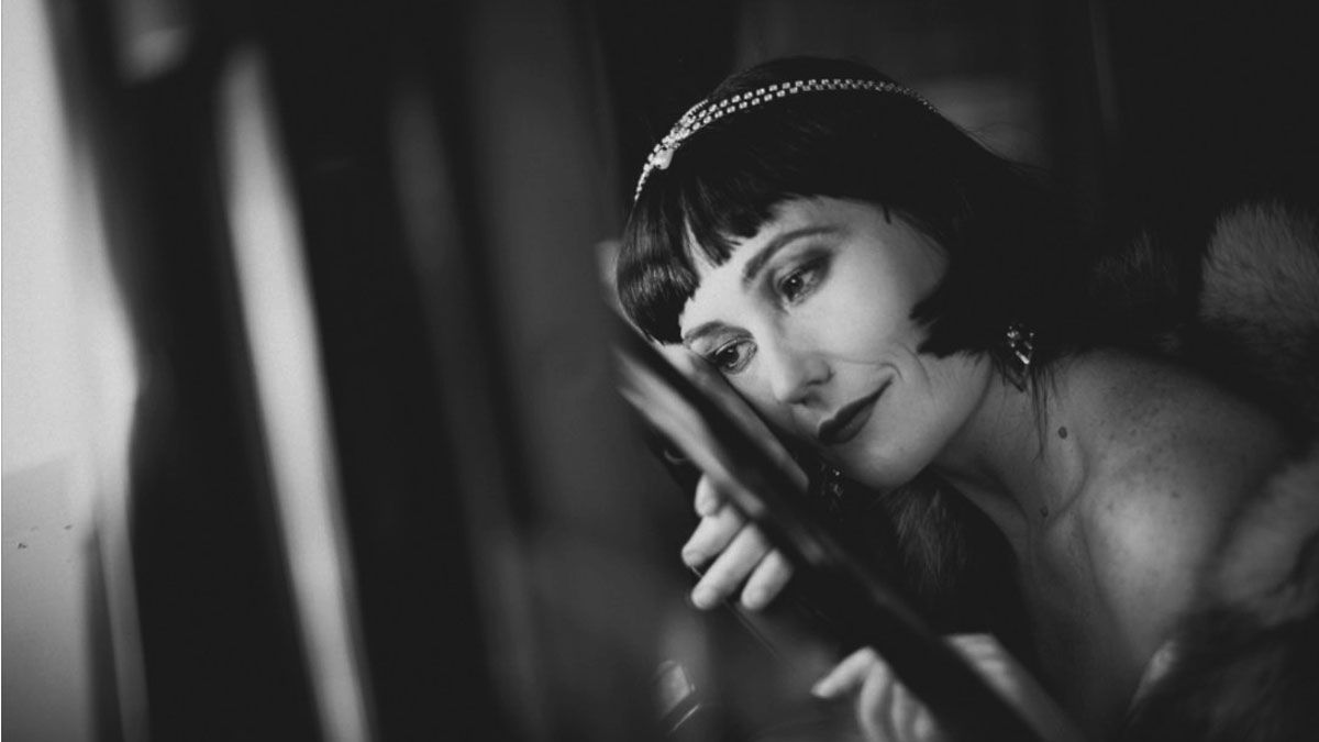 Isabel Medarde caracterizada en el personaje de la cineasta Leocadia Cantalapiedra, protagonista de su proyecto de creación. | DIVINA QUININA