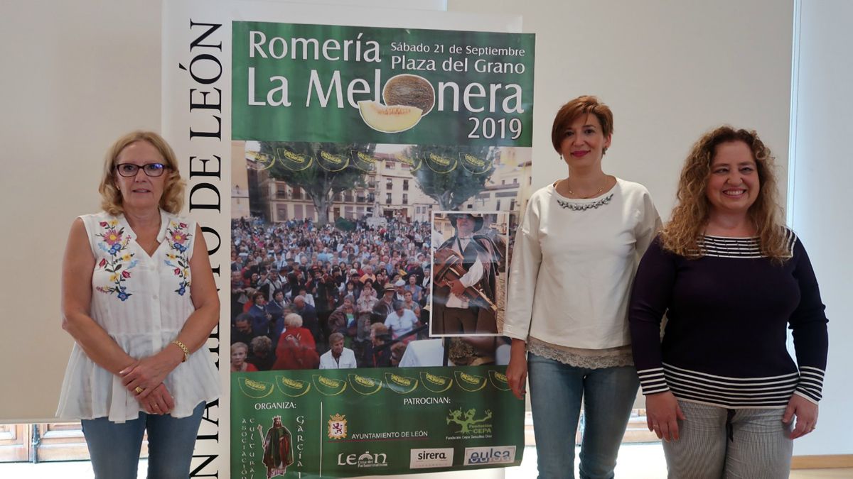 González, Travesí y Fernández posan con el cartel de la romería. | L.N.C.