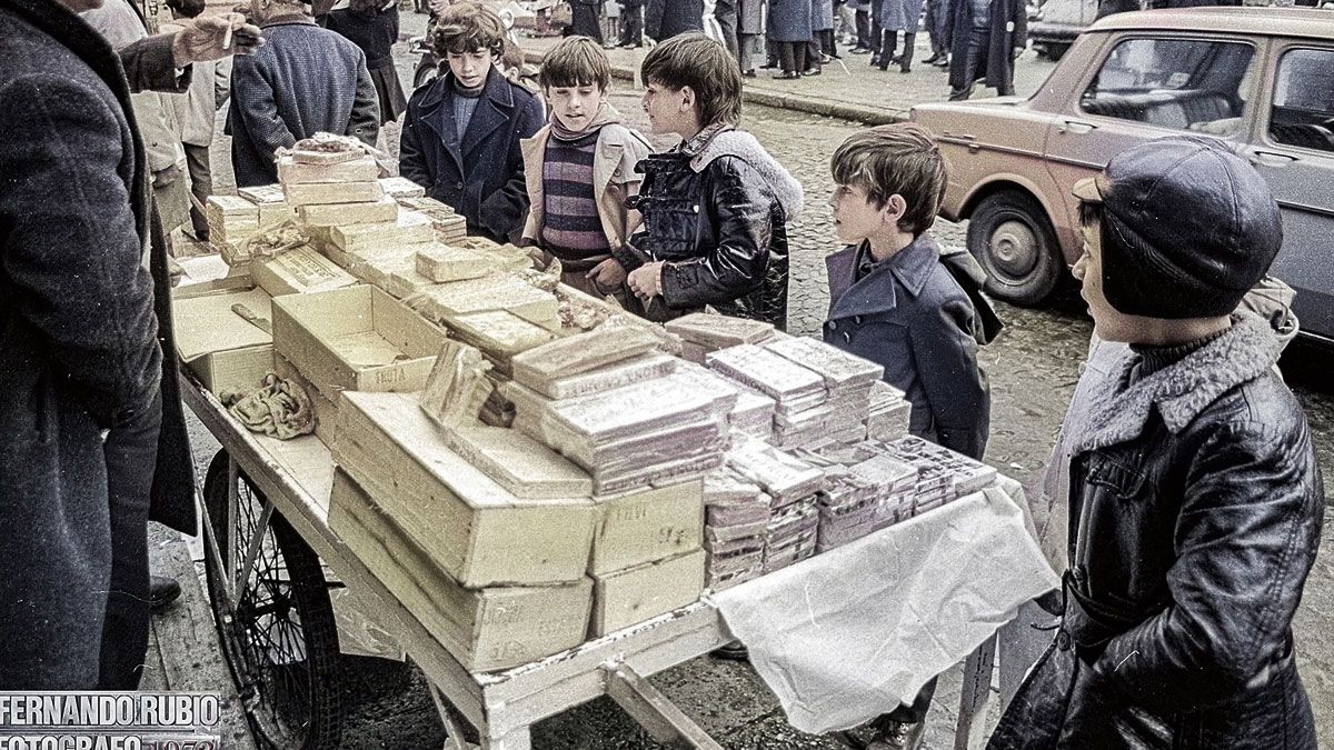 Si la Navidad tiene una representación es, sin duda, la cara de los chavales comprobando la gran cantidad de turrones, «del blando y del duro». | Fernando Rubio