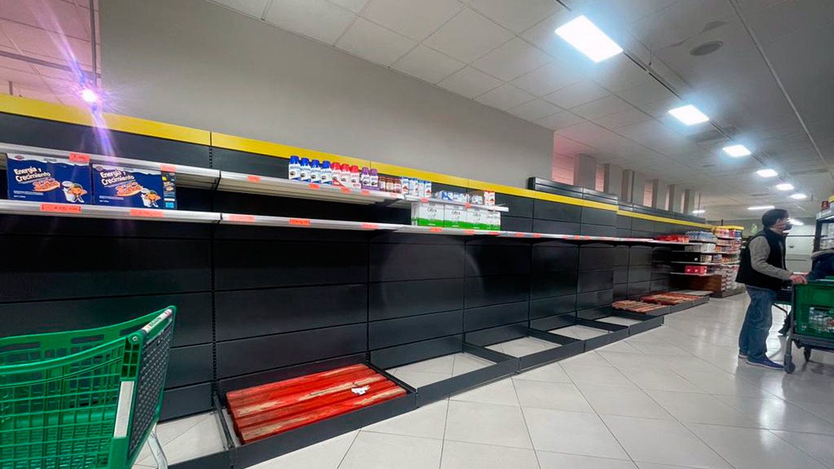Los lineales de leche vacíos en un supermercado en León. | L.N.C.