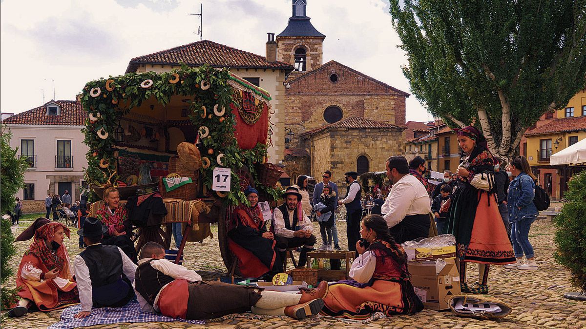‘La merienda’ muestra una estampa tradicional en la plaza del Grano que obtuvo el cuarto premio. | SARA ROBLES