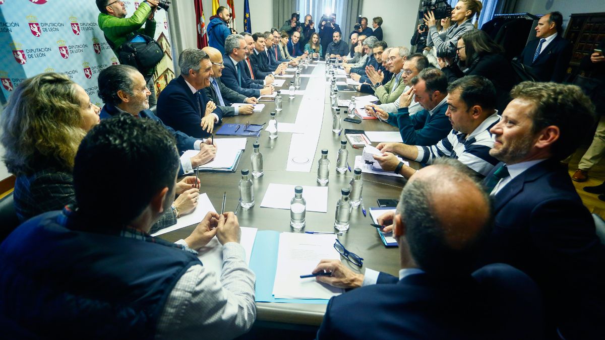 Imagen de la primera reunión de la Mesa por León. | L.N.C.