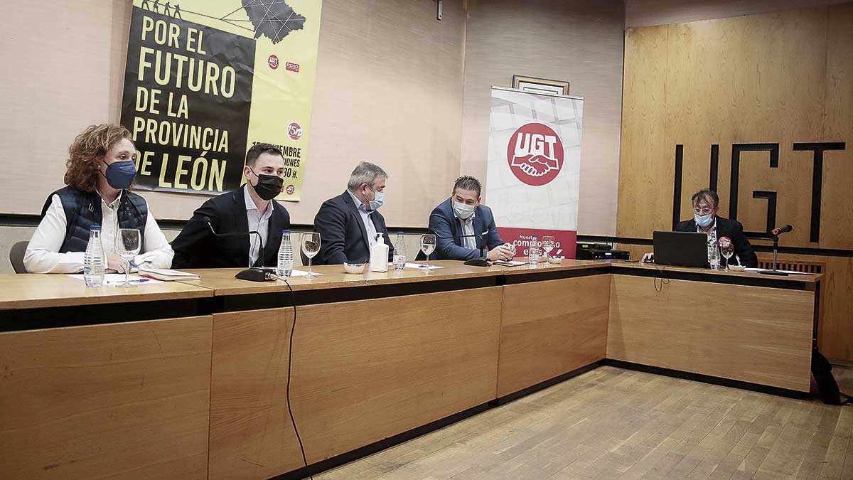 Aurora Baza, Javier Alfonso Cendón, Justo Fernández, Luis Mariano Santos y Enrique Reguero en un momento de la reunión de ayer en UGT. | ICAL