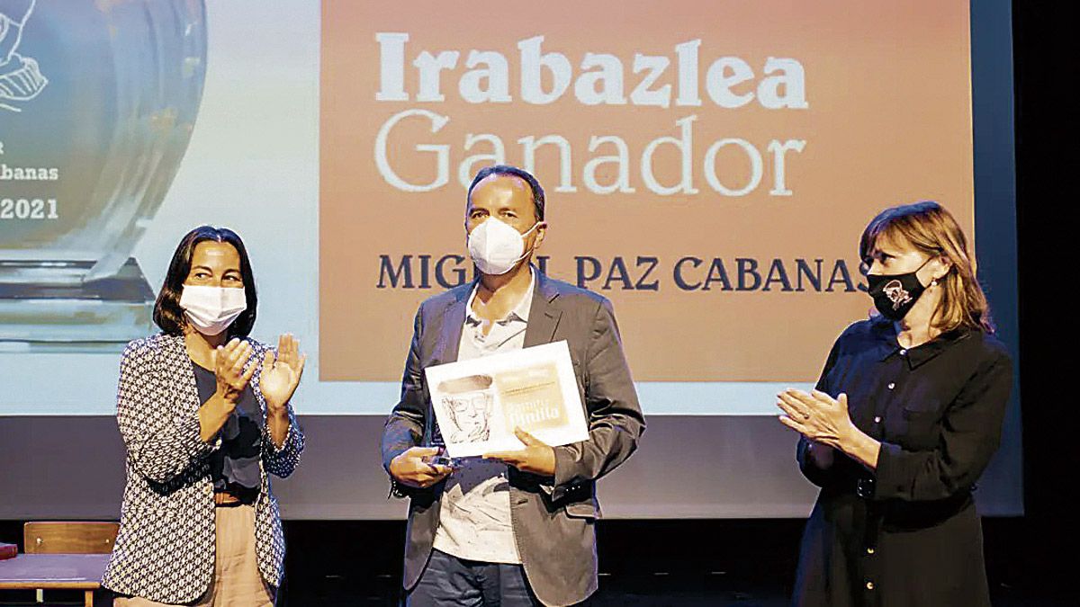 Miguel Paz Cabanas recibiendo este jueves el premio por su novela ‘Bansky estuvo aquí’. | GETXO KULTURA
