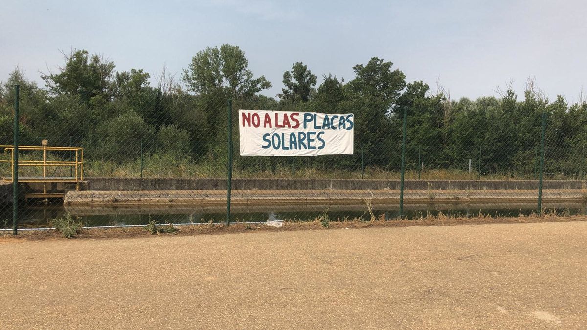 Pancarta instalada en el Canal del Páramo en La Milla por los vecinos en contra de la instalación de las placas. | L.N.C.