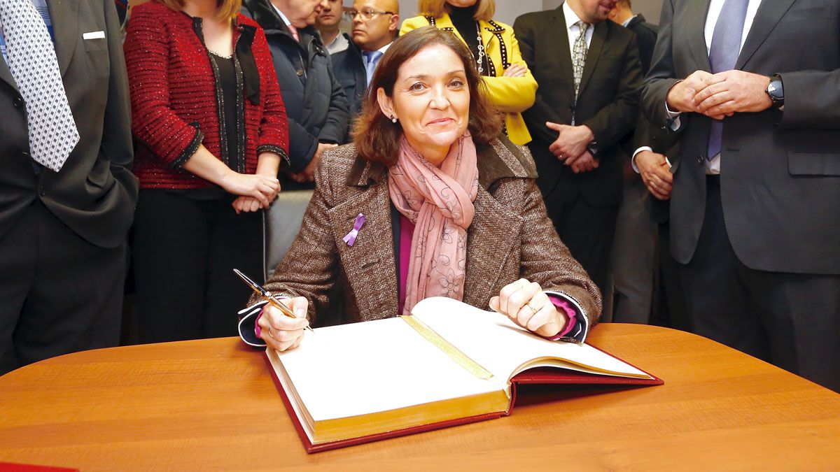 La ministra Reyes Maroto en una visita en el mes de mayo a la provincia de León. | Ical