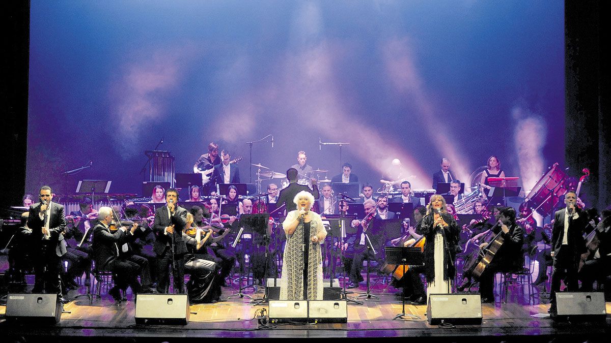 Un momento de la actuación de Mocedades en abril de 2017 con la Orquesta Sinfónica Ciudad de León. | DANIEL MARTÍN