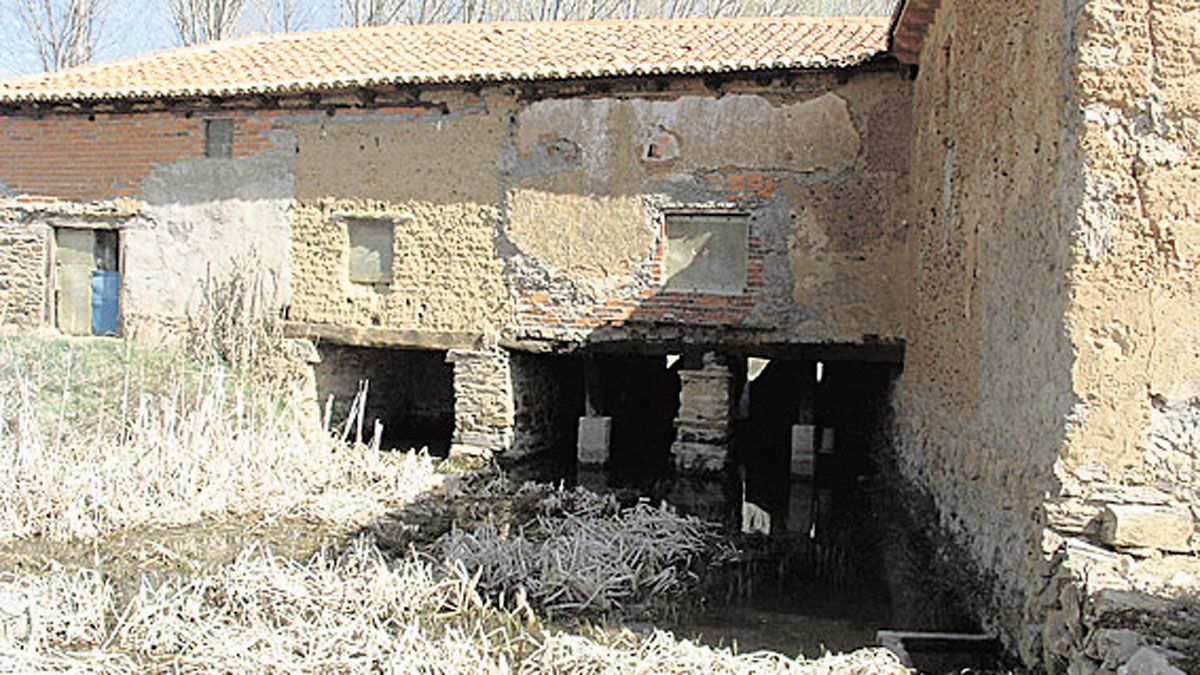 Imagen de uno de los pocos molinos de linaza que aún se conservan en pie en Azares. | AYTO. VALDEFUENTES