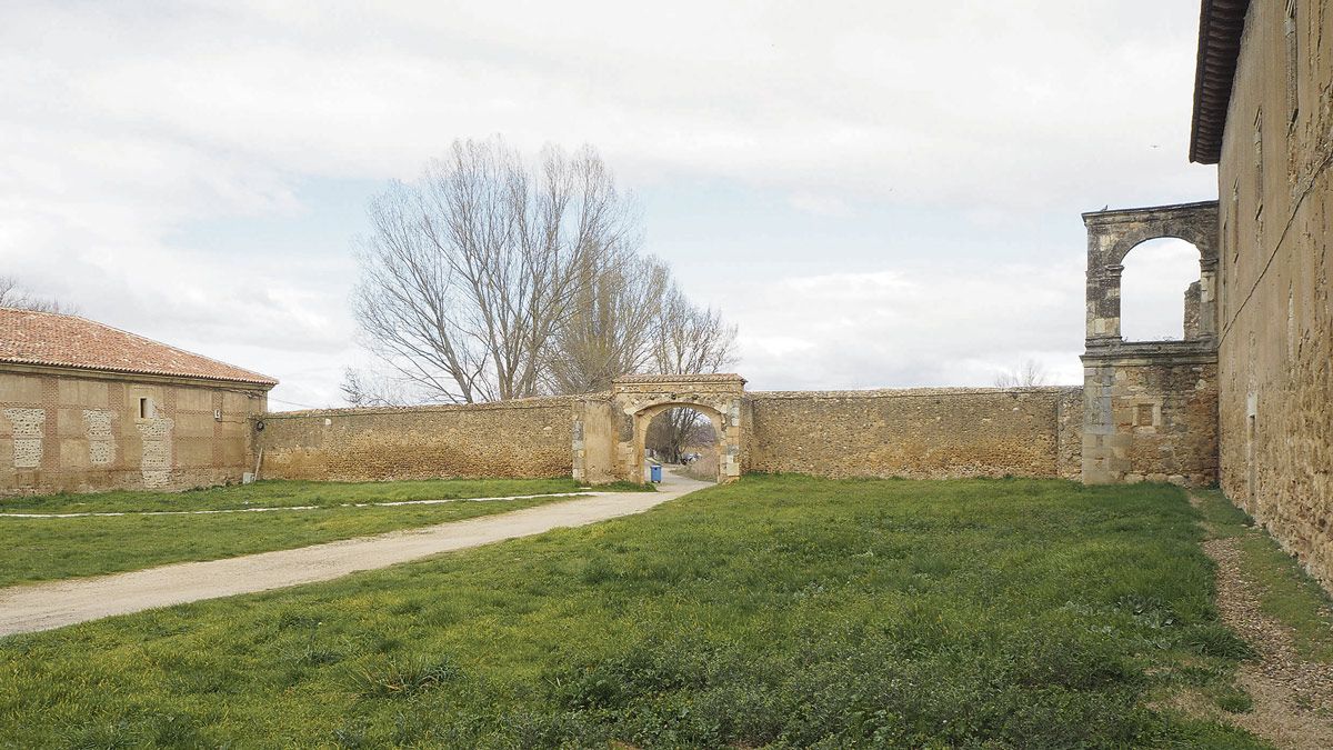 El patio del Monasterio de Sandoval será objeto de una intervención por un importe total de 300.000 euros. ::  l.n.c.