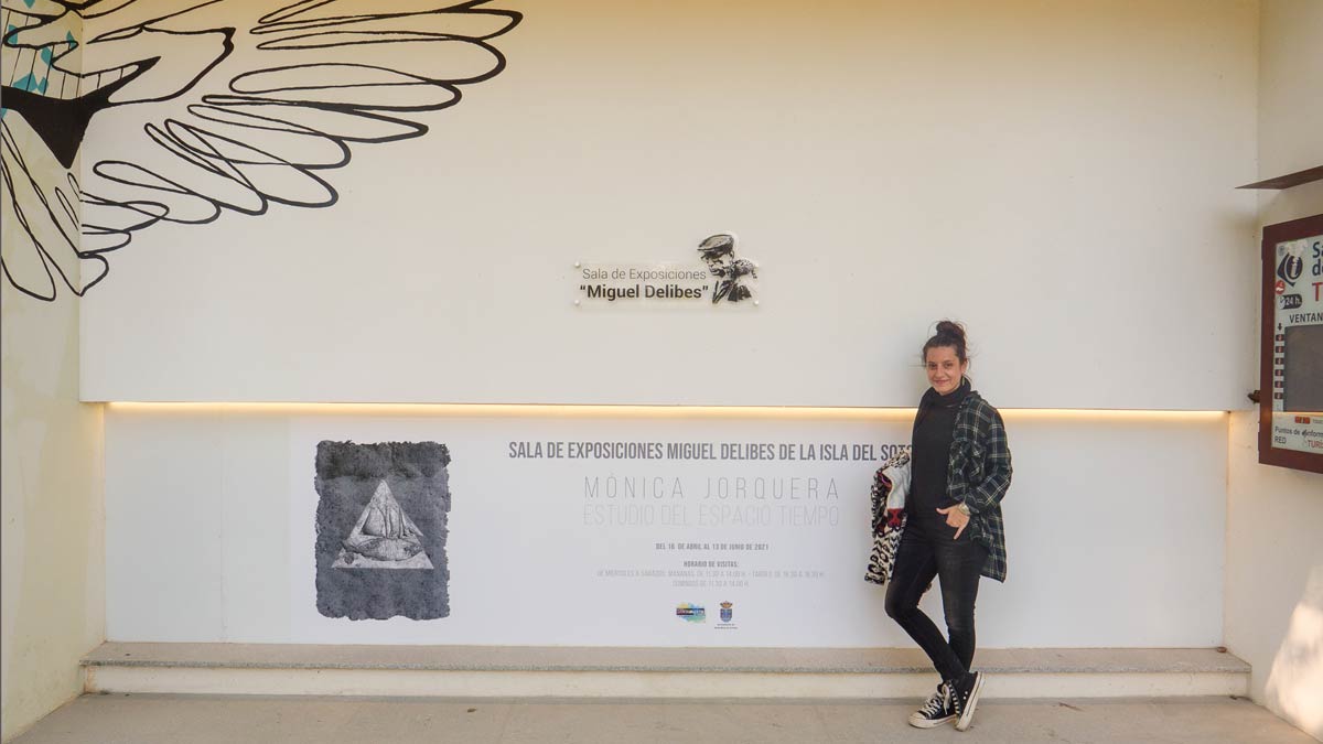 La artista leonesa Mónica Jorquera en la Sala de exposiciones Miguel Delibes de la Isla del Soto en la provincia de Salamanca. | VICENTE GARCÍA