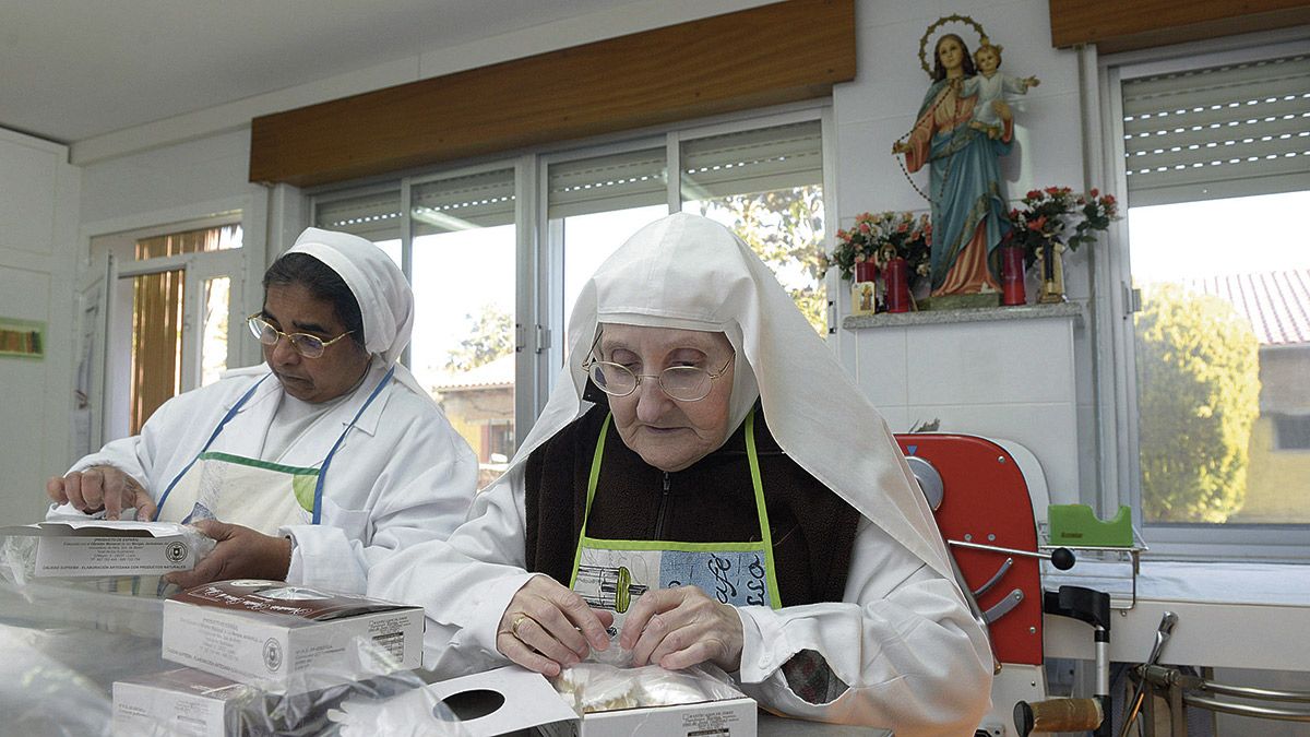 Sor Beatriz y sor Natividad se afanan en empaquetar una remesa de pastas de Jerez, una de las 16 elaboraciones que preparan las hermanas Jerónimas. | MAURICIO PEÑA