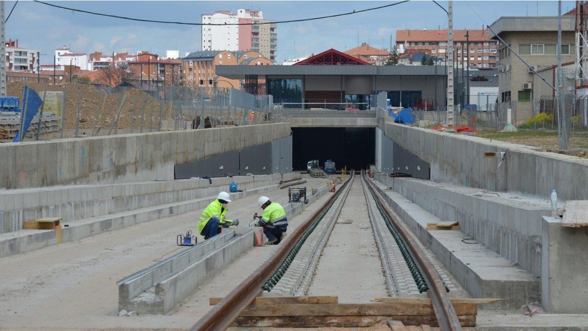 Montaje de vía en el interior del cajón ferroviario del soterramiento del AVE a su paso por León. | ADIF