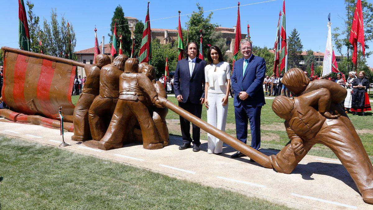 El alcalde de León, Antonio Silván, el representante de la familia Morán, Daniel Chávez Morán y la presidenta de la Fundación Delia Morán, Jeanette Dayana Pérez Darnell, asisten al descubrimiento de la escultura 'El pendón leonés’. | C.S.C. / ICAL