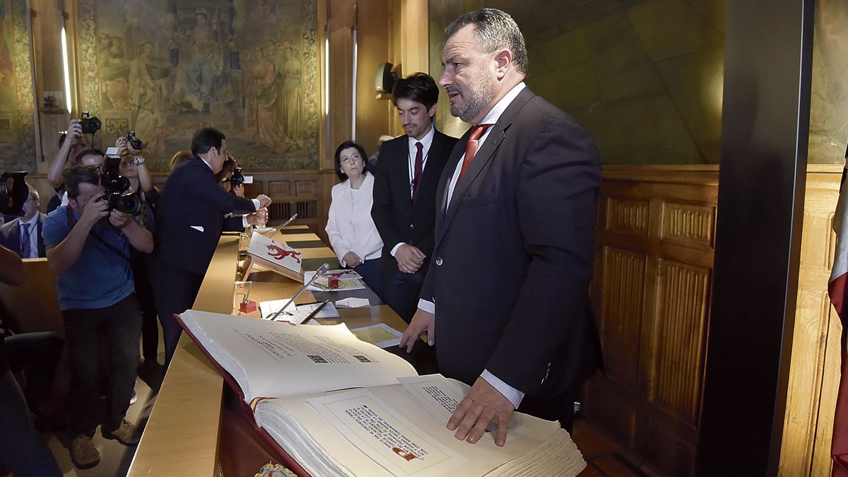 El presidente de la Diputación, Eduardo Morán, durante la toma de posesión de su cargo. | SAÚL ARÉN