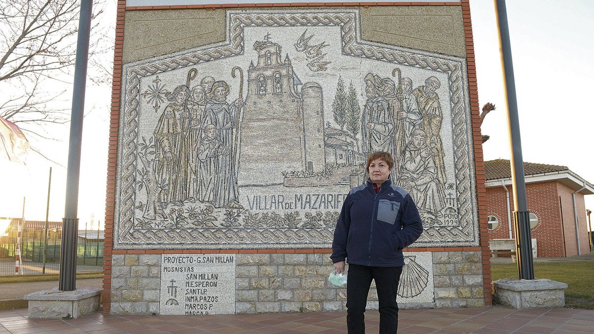 Avelina Vidal, sobrina del Padre San Millán, delante del impresionante mosaico que el fraile y artista regaló a su pueblo, Villar de Mazarife. | MAURICIO PEÑA