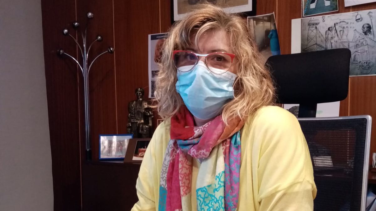 La alcaldesa, en su despacho del Ayuntamiento de Fabero, trabajando con mascarilla.