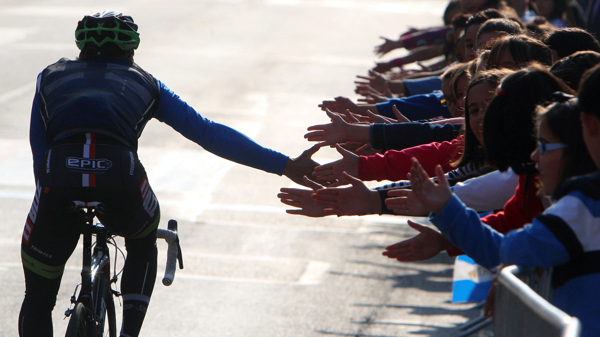Imagen de una de las competiciones del Mundial de Ciclismo de Ponferrada en 2014, con un corredor saludando a los aficionados. | Ical