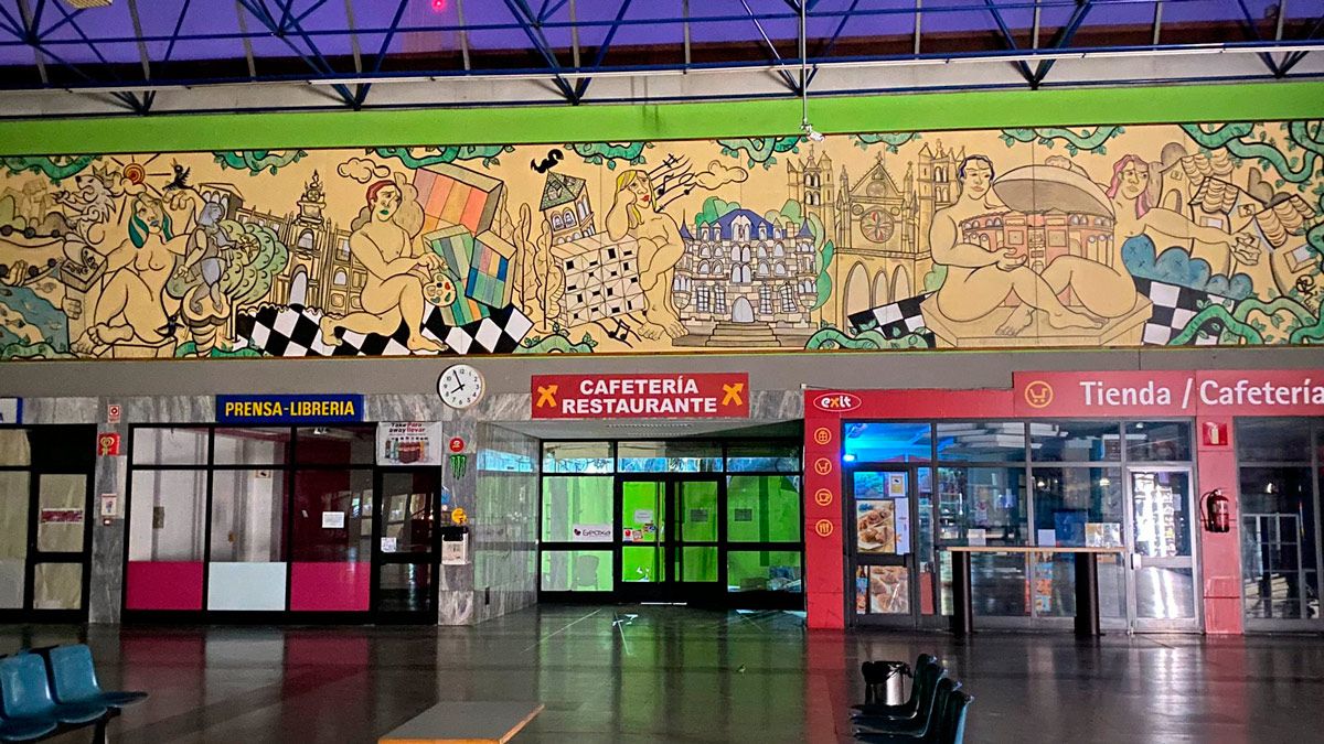 El mural recibe a los viajeros en la Estación de Autobuses. | L.N.C.