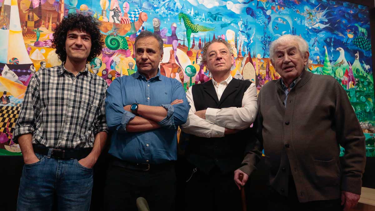 Juan Carlos Mestre posa junto al mural presentado este martes el la casa-museo de Pereira. :: jesús f. salvadores