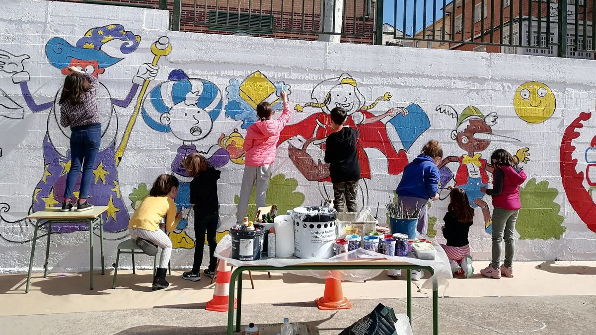 Todos los alumnos del colegio fueron pasando por el mural para aportar su toque personal al dibujo comunal. M.D.C