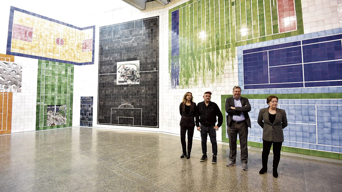 Koré Escobar, Fernando Renes, Álvaro Rodríguez y Amelia Biaín en la sala 3 donde se expone la muestra del segundo ‘Mediir tierra’. | SAÚL ARÉN
