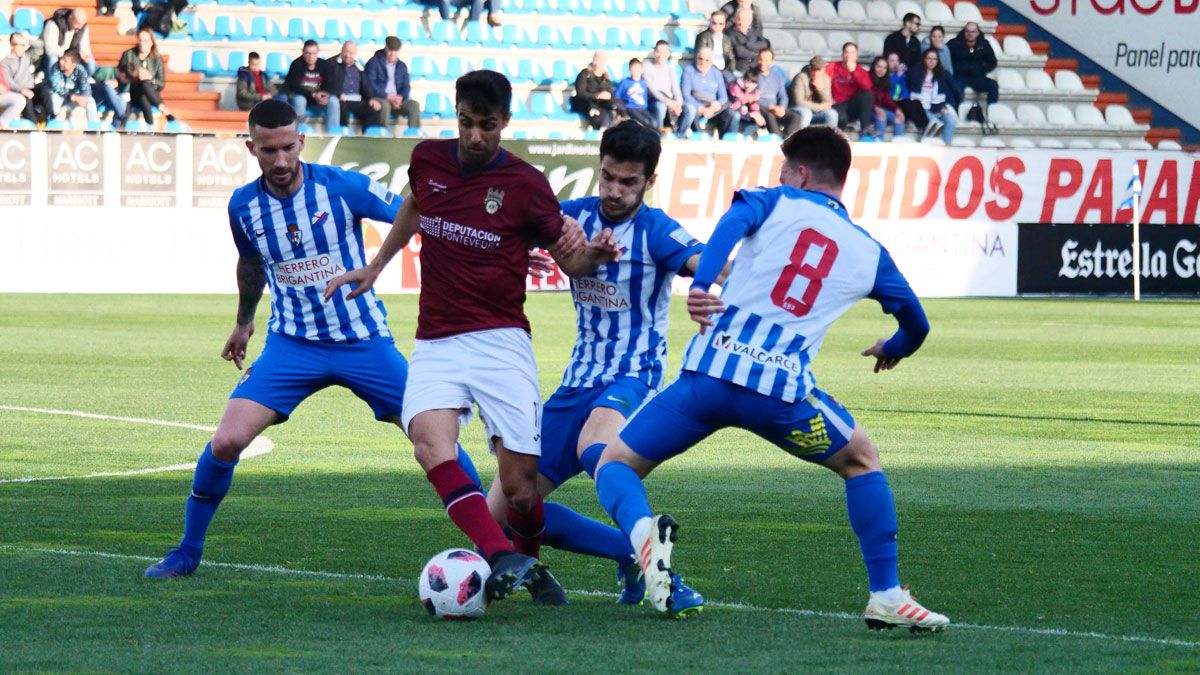 Varios jugadores de la Deportiva intentan robar un balón ante el Pontevedra. | FRANCISCO L. POZO