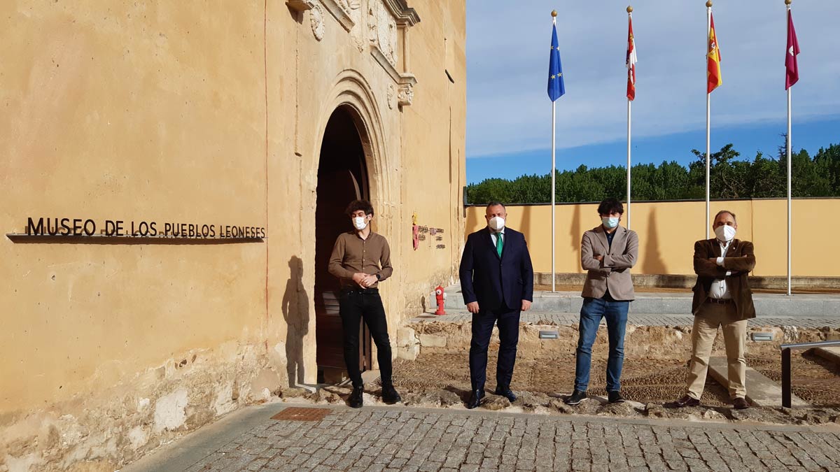 Pablo López Presa, Eduardo Morán, Emilio Gancedo y Lucas Morán, este lunes a la entrada del ‘renombrado’ Museo de los Pueblos Leoneses.